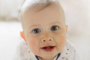 Neonati, quando spuntano i primi dentini e cosa fare per allievare il fastidio