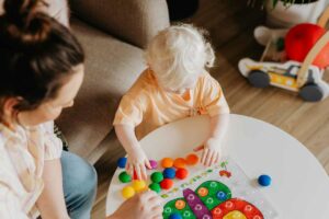 "Smettete di comprarli subito": la lista nera della pediatra sui giocattoli da non dare mai ai bambini