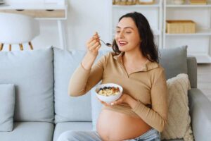 Sono questi i cibi che il tuo bambino può già "assaggiare" nel pancione: lo studio