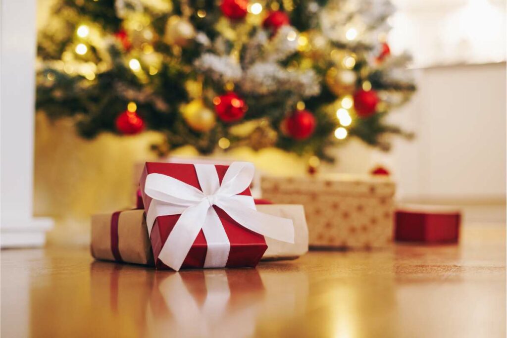 Natale, scartare i regali o no? Cosa dice la tradizione e come creare un momento magico per i bambini