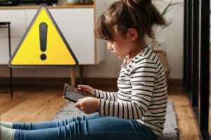 Non dare mai lo smartphone al tuo bambino senza leggere questo: i nuovi rischi da evitare assolutamente