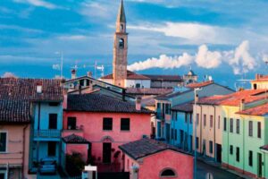 In Italia c'è un borgo coloratissimo: sembra di stare in un cartone animato, è la meta perfetta per i bambini